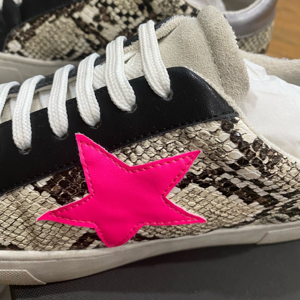 Steve Madden Snakeskin sneakers with bright pink star accent. Size 8 1/2